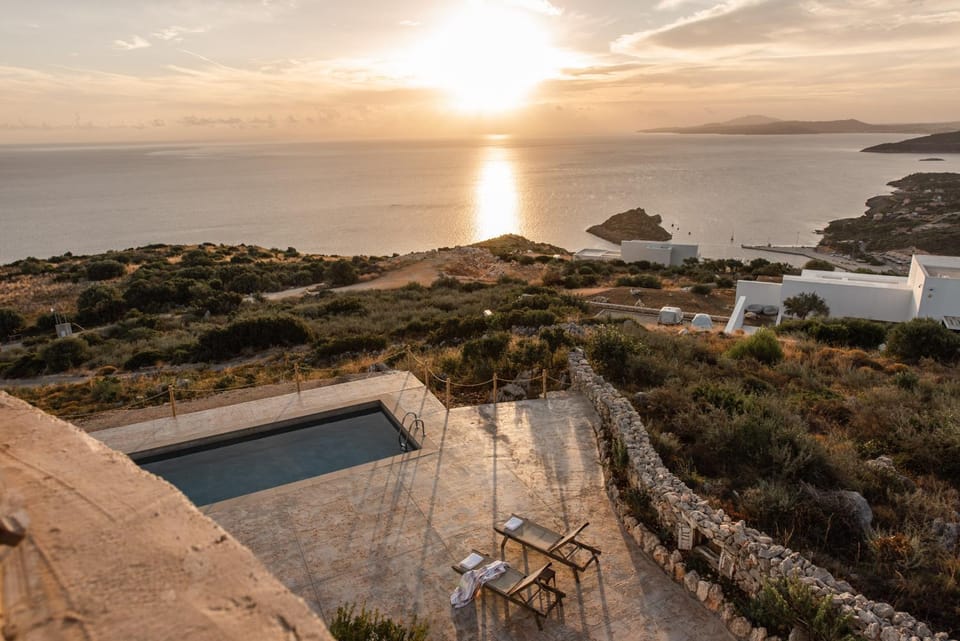 Property building, Sea view, Swimming pool, Location