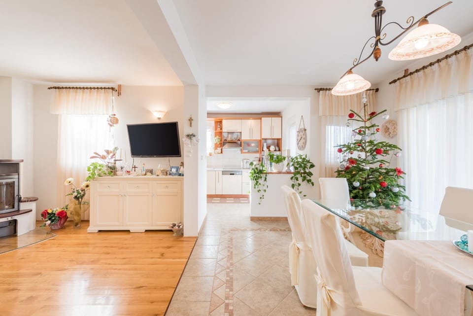 Living room, Dining area