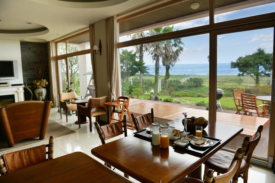 Day, View (from property/room), Dining area