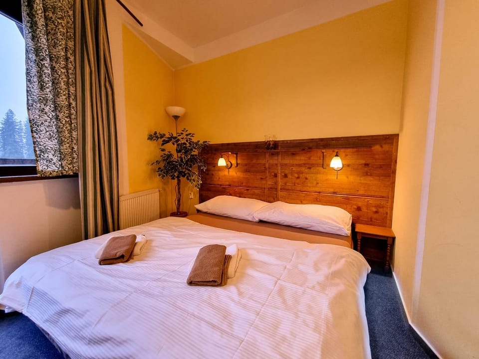 Bed, Seating area, wardrobe