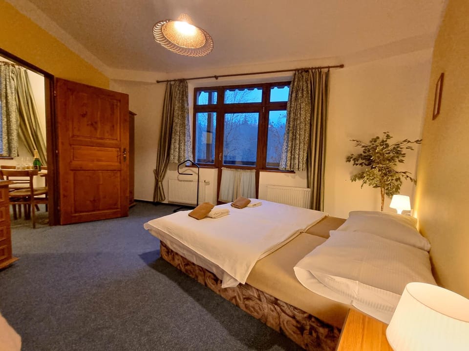 Bed, TV and multimedia, Seating area, Bedroom