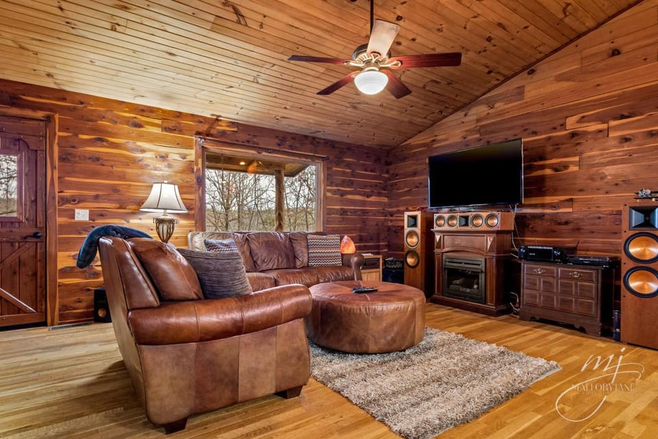 Fly Away Cabin- Modern, Serene, And Convenient Cabin in Buffalo River