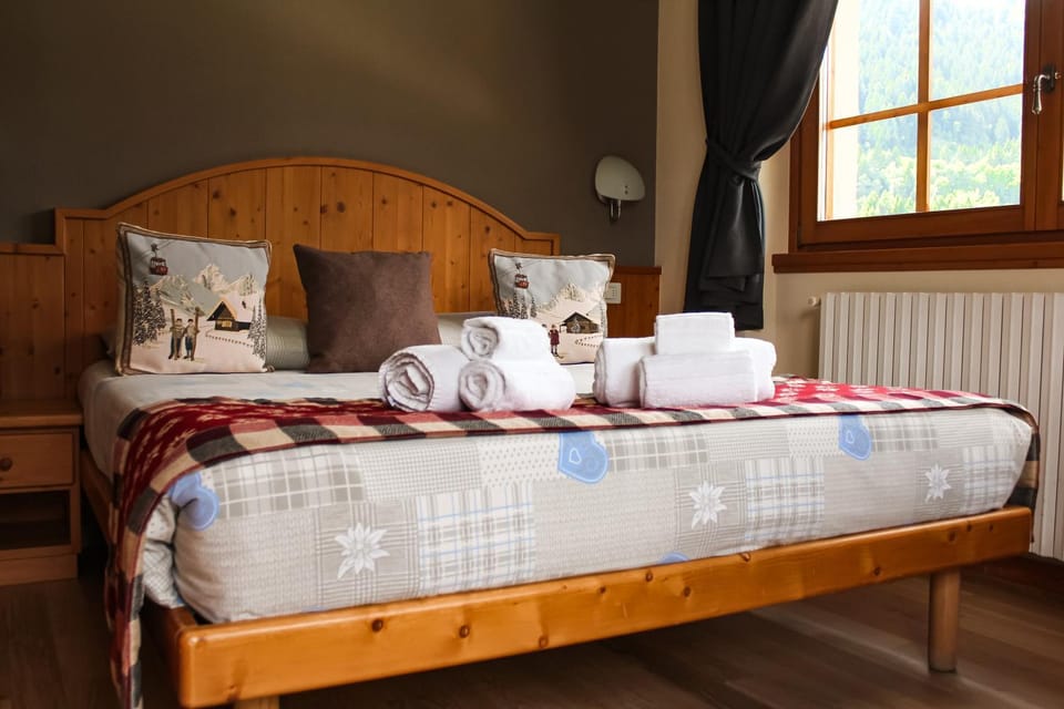 Bed, Photo of the whole room, Bedroom, internet, towels