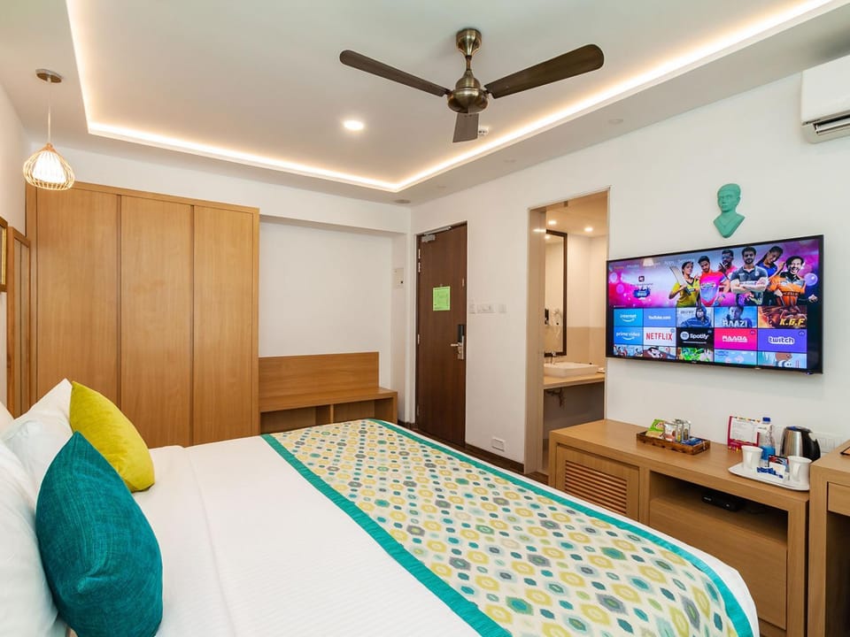 Bed, TV and multimedia, Photo of the whole room, fireplace, air conditioner