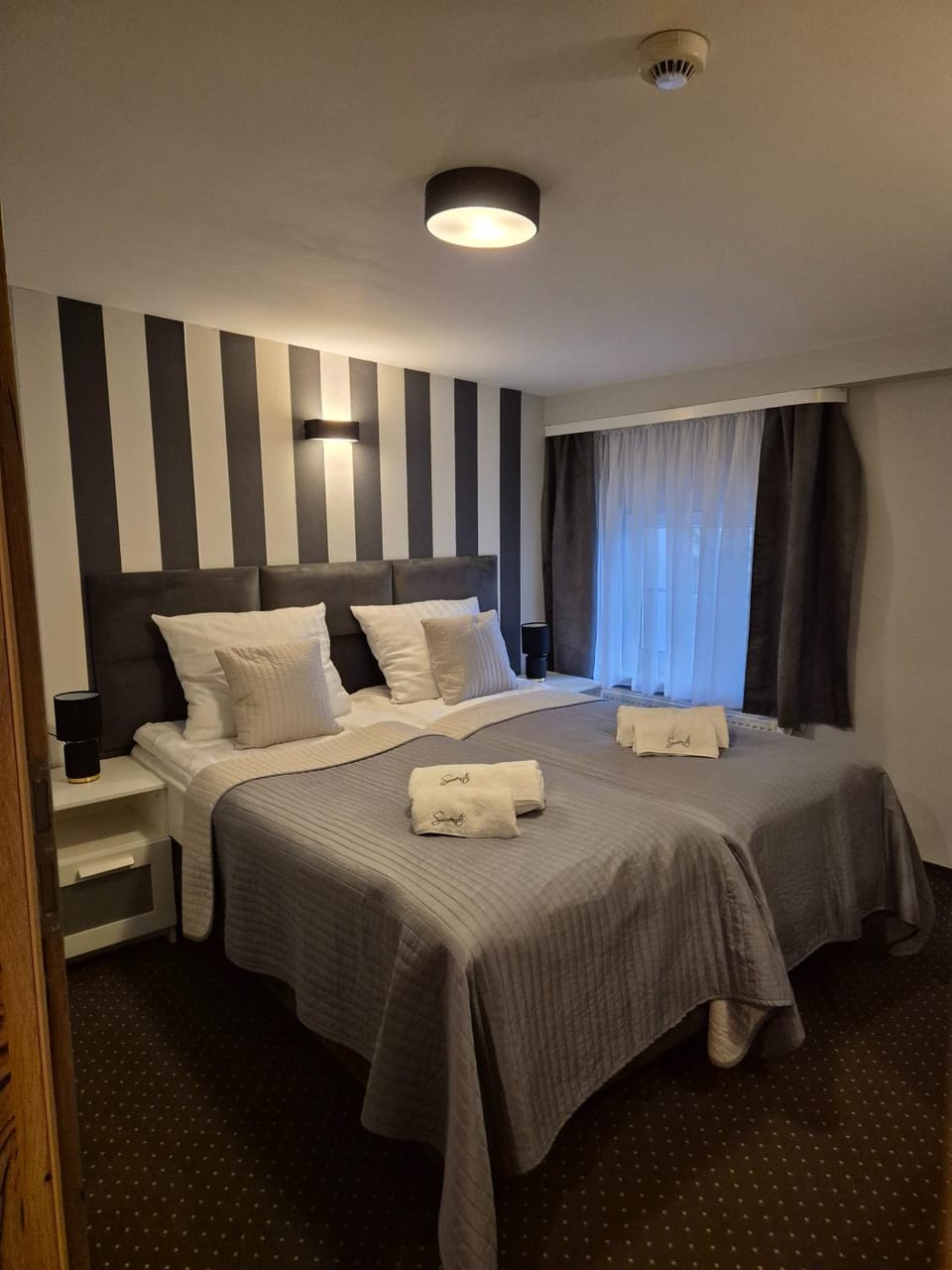 Bed, Photo of the whole room, Bedroom, towels