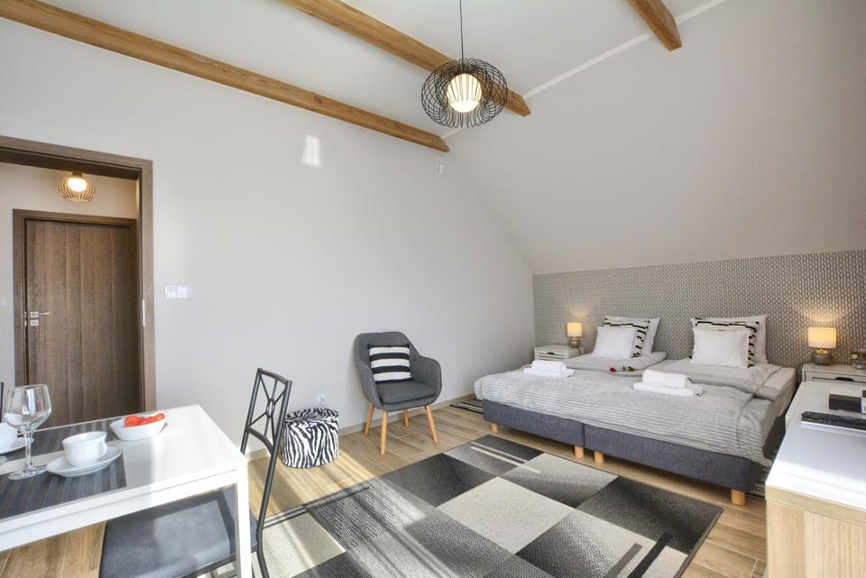 Bed, Photo of the whole room, Dining area, Bedroom, towels