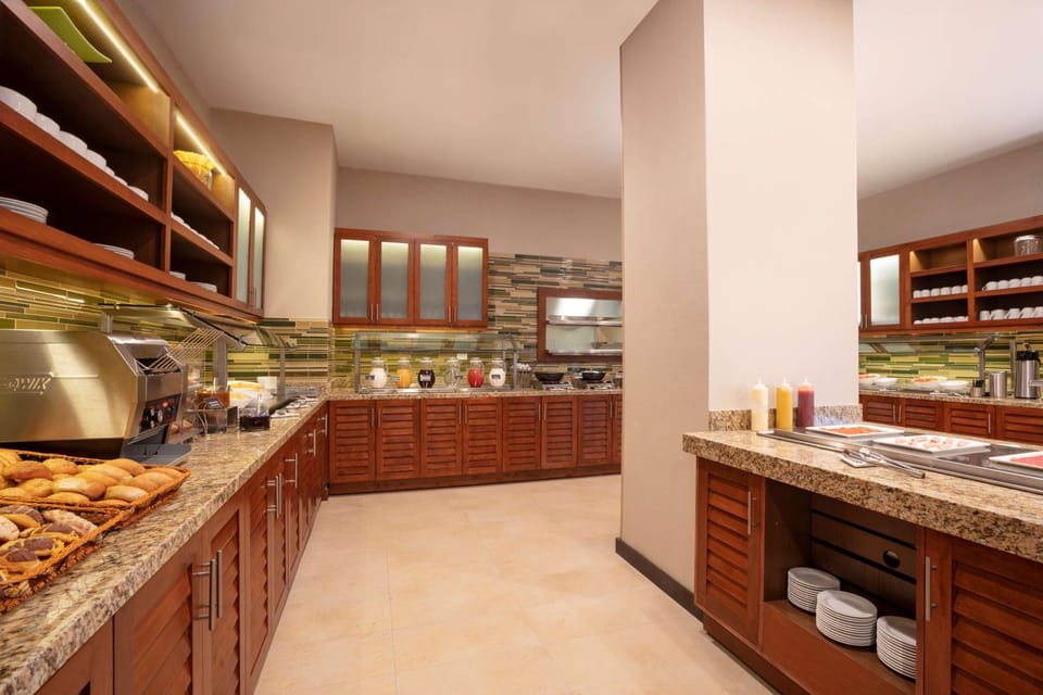 Restaurant/places to eat, Dining area, On site