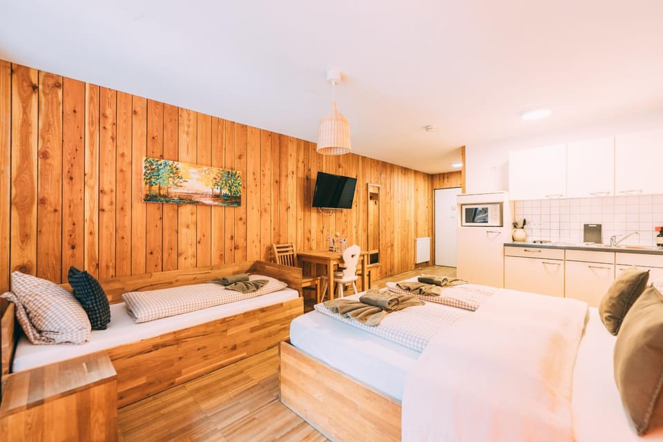 Bed, TV and multimedia, Living room