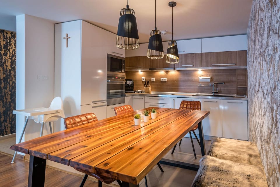 Kitchen or kitchenette, Dining area