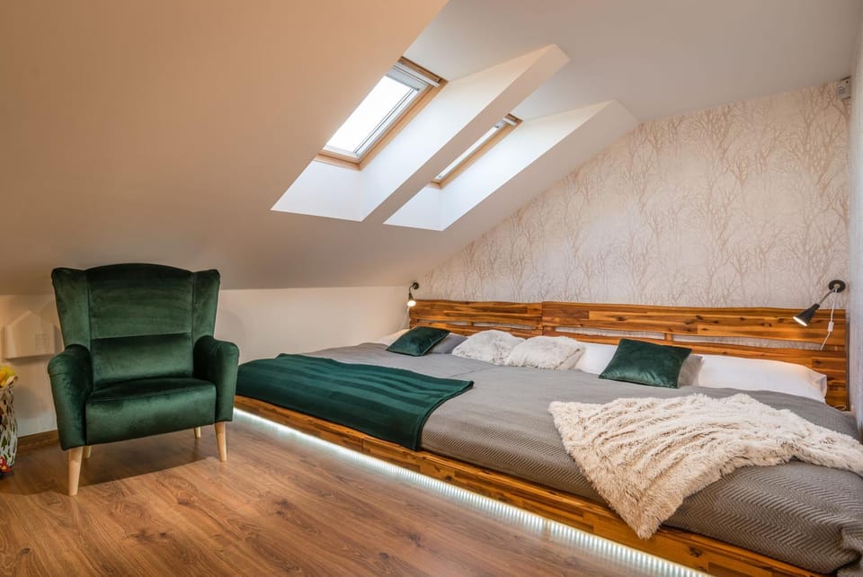 Photo of the whole room, Bedroom