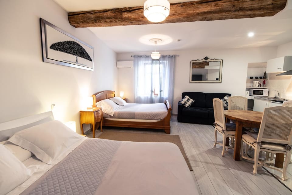 Bed, TV and multimedia, Kitchen or kitchenette, Living room, Photo of the whole room, Dining area, Bedroom