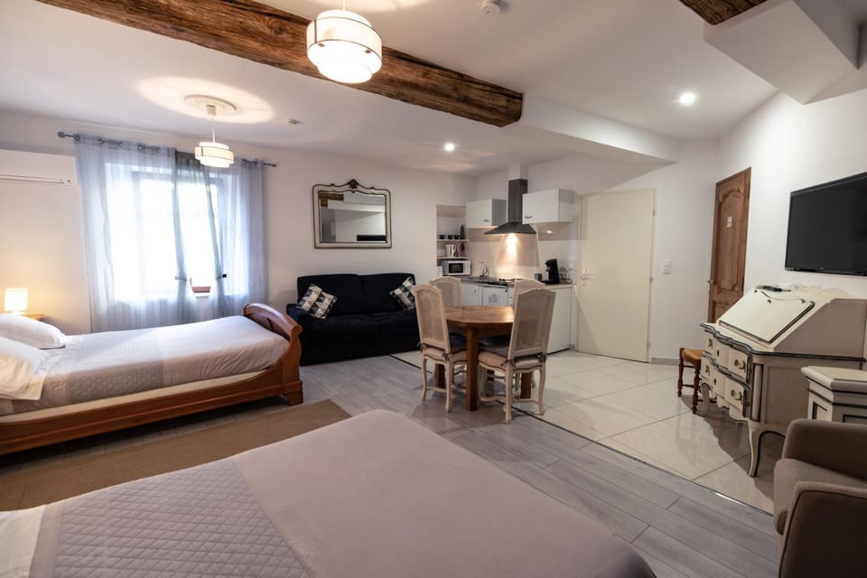 Bed, TV and multimedia, Kitchen or kitchenette, Living room, Photo of the whole room, Seating area, Bedroom