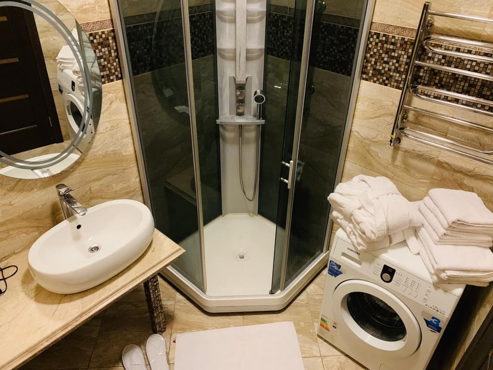 Shower, Toilet, Bathroom, towels, washing machine