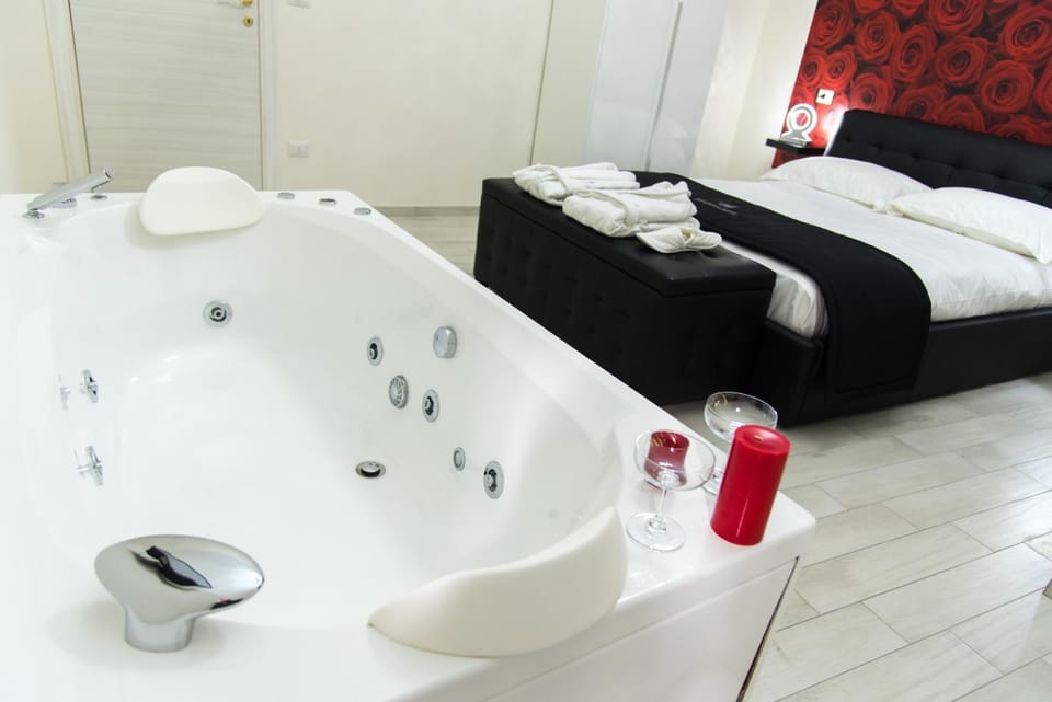 Photo of the whole room, Bath, towels