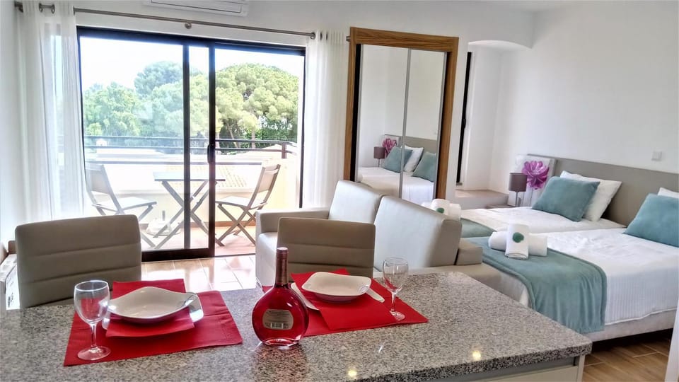 Kitchen or kitchenette, Living room, Dining area, Bedroom