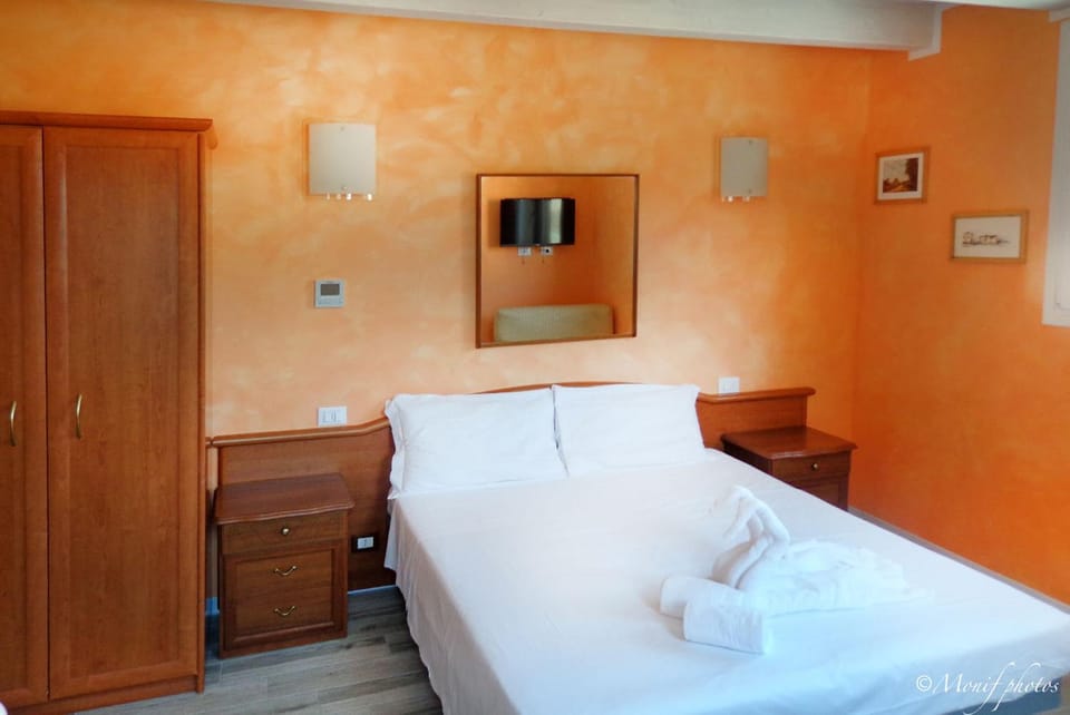 Bed, Photo of the whole room, Decorative detail