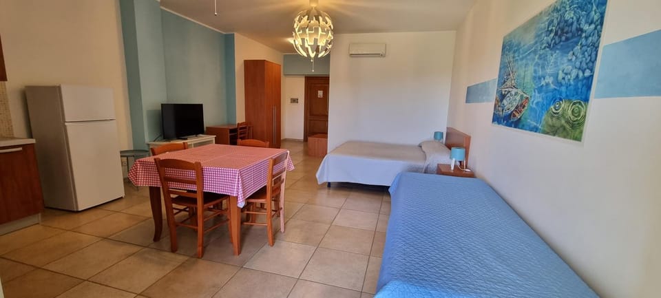 Bed, Photo of the whole room, Seating area, Dining area, Bedroom