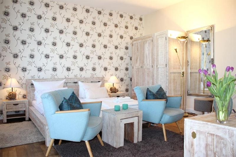 Photo of the whole room, Seating area