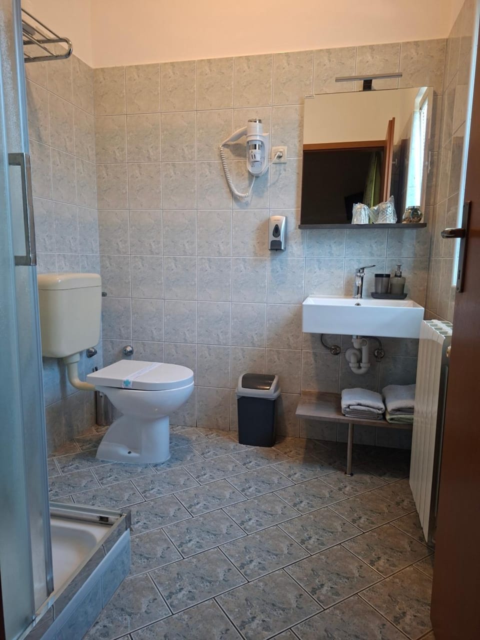 Shower, Toilet, Bathroom, towels