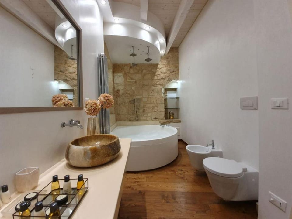 Shower, Toilet, Hot Tub, Bathroom, Decorative detail, Bath, bidet, towels