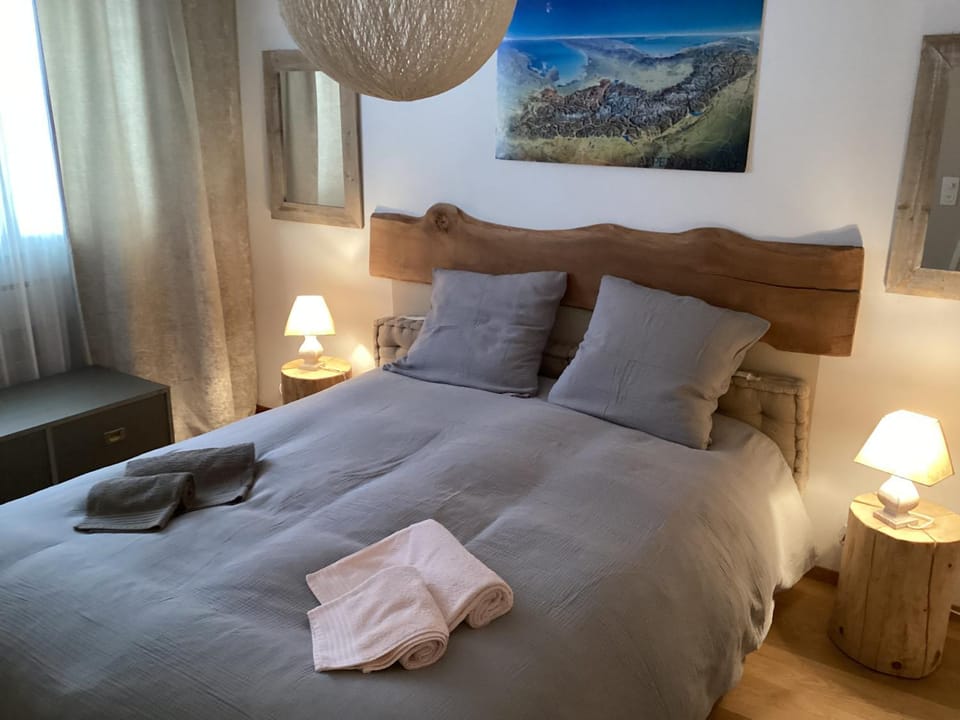 Photo of the whole room, towels