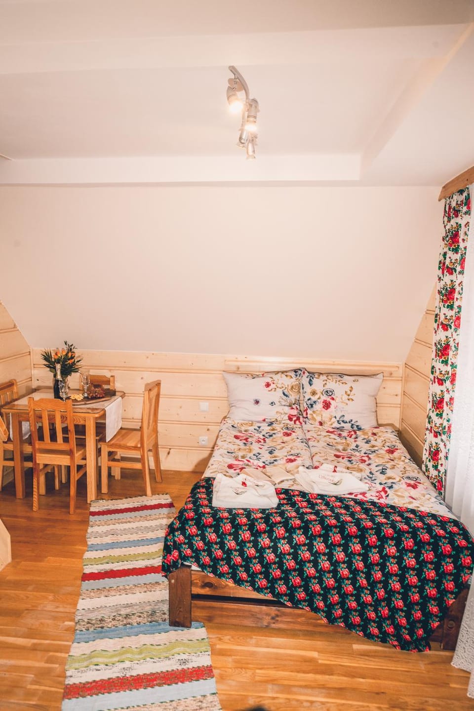 Bed, Photo of the whole room