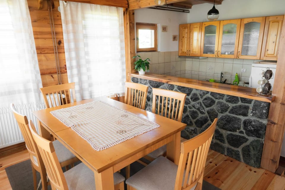 Kitchen or kitchenette, Seating area, Dining area