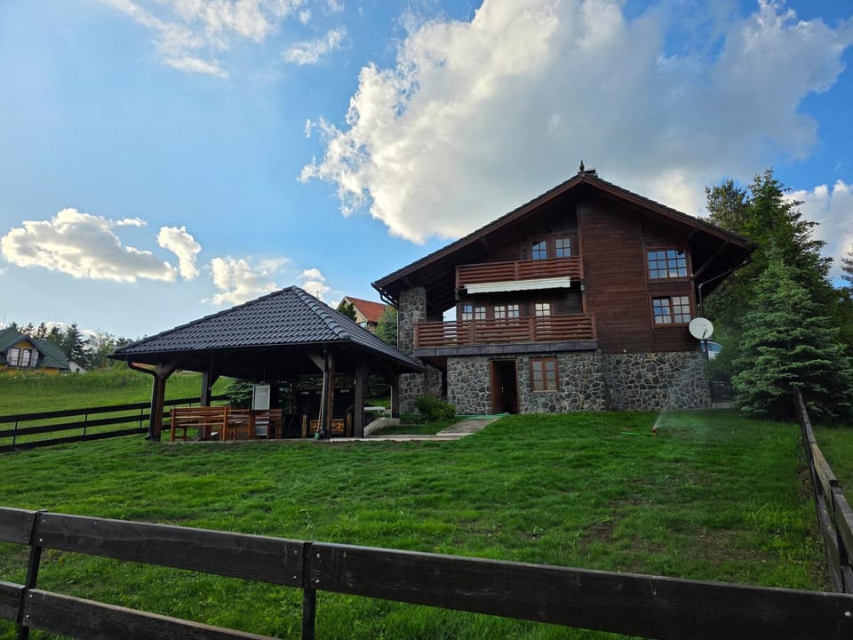 Property building, Day, Natural landscape, Garden, Garden view