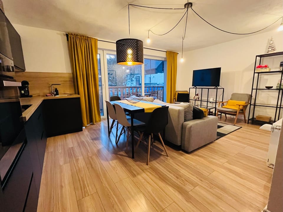 Living room, Seating area, Dining area, oven, pet friendly