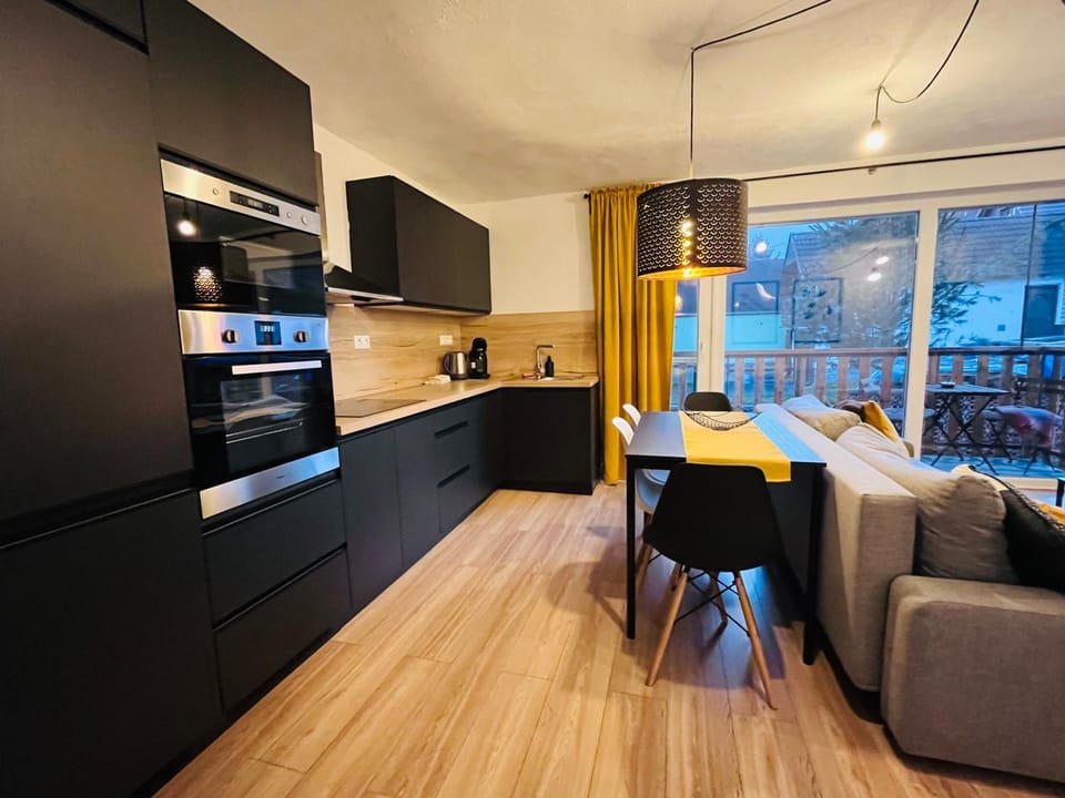 Kitchen or kitchenette, Living room, Seating area, Dining area, oven