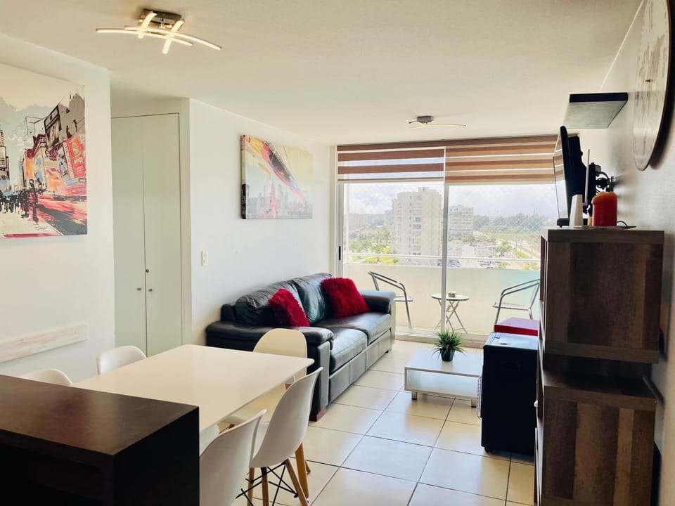 People, TV and multimedia, View (from property/room), Kitchen or kitchenette, Living room, Photo of the whole room, Seating area, Dining area, Evening entertainment, Bedroom, City view, Mountain view, Sea view, Street view, internet, locker