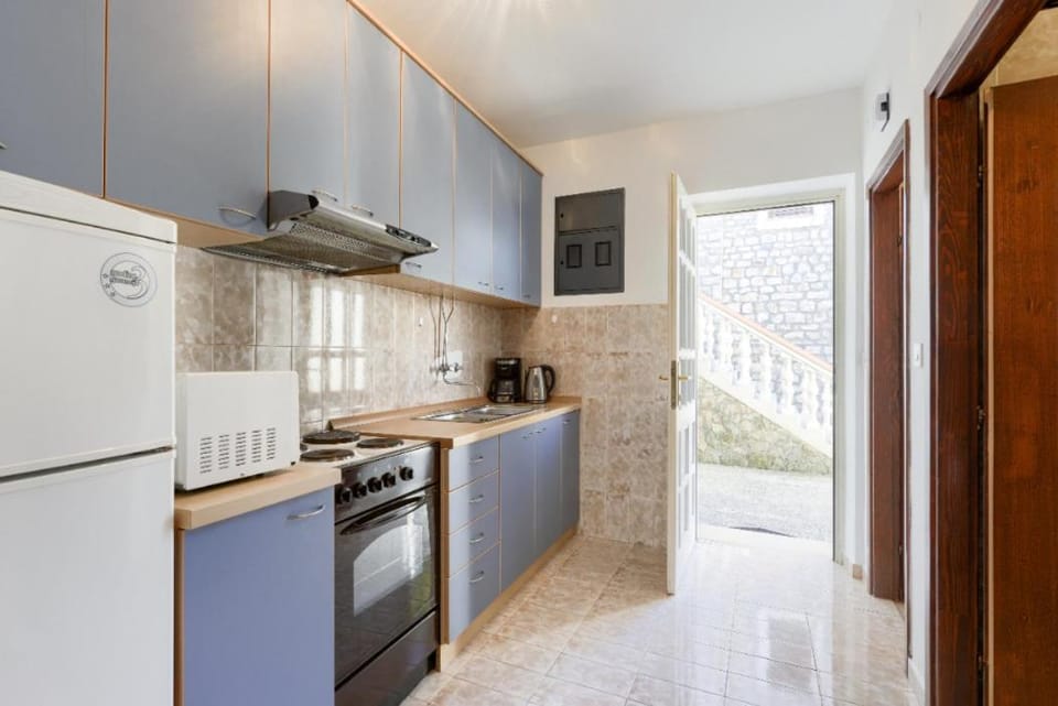 Coffee/tea facilities, Kitchen or kitchenette, oven, stove