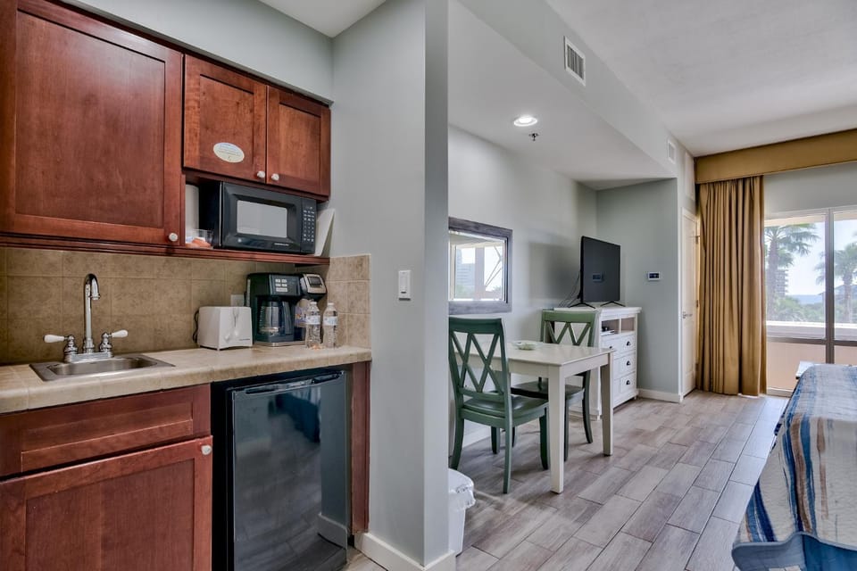 Coffee/tea facilities, Kitchen or kitchenette, Dining area