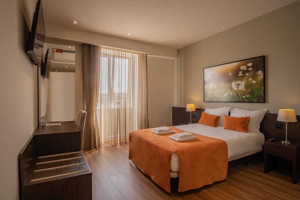 Bed, TV and multimedia, Photo of the whole room, Bedroom
