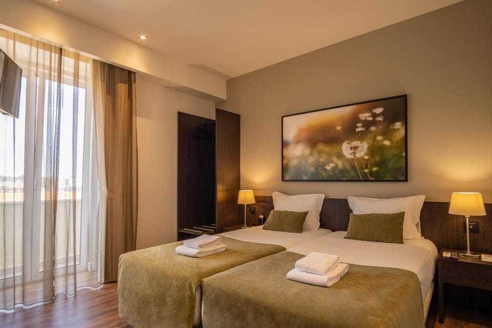 Bed, TV and multimedia, Bedroom, towels