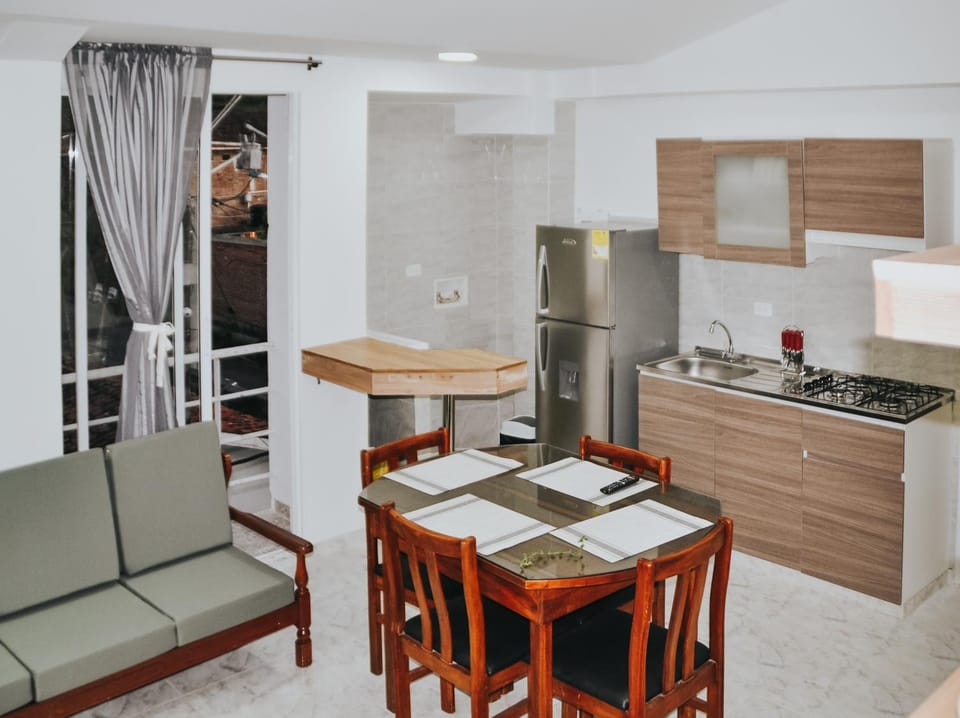 Coffee/tea facilities, Kitchen or kitchenette, Seating area, Dining area