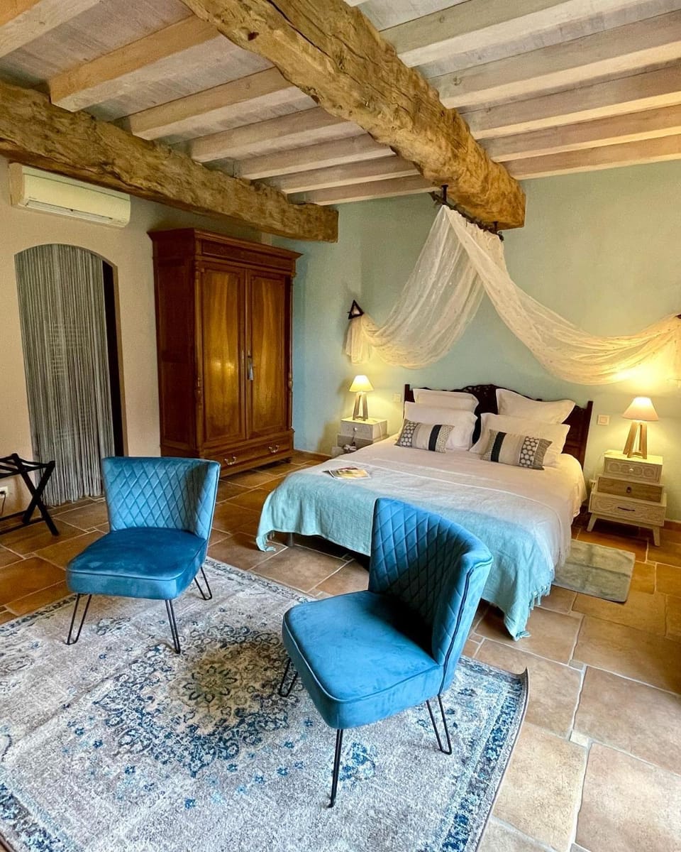 Photo of the whole room, Bedroom
