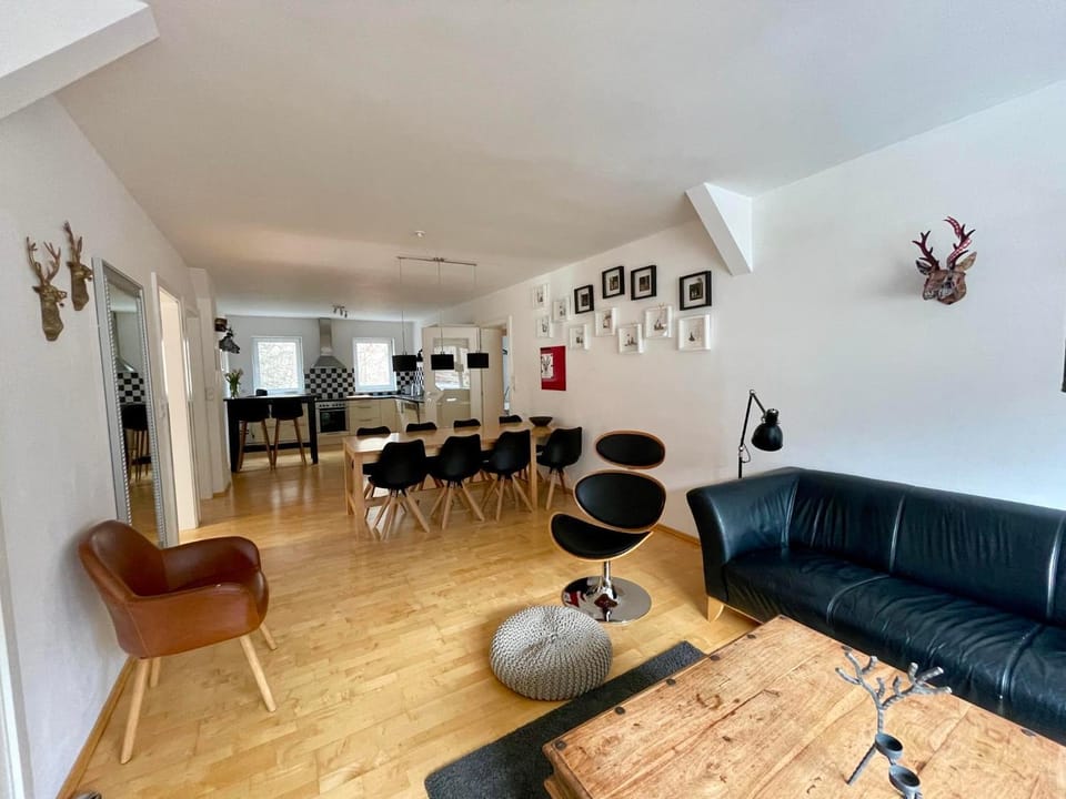 Living room, Photo of the whole room, Decorative detail, Dining area
