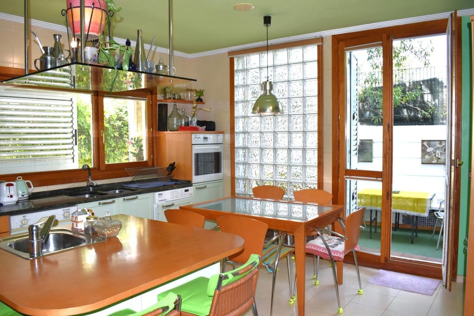 Kitchen or kitchenette, Dining area, pet friendly, kitchen