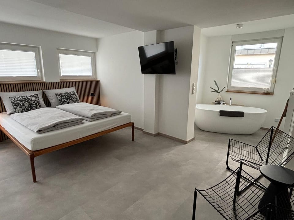 Bed, TV and multimedia, Photo of the whole room, Seating area, Bedroom