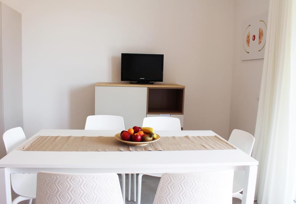 TV and multimedia, View (from property/room), Dining area