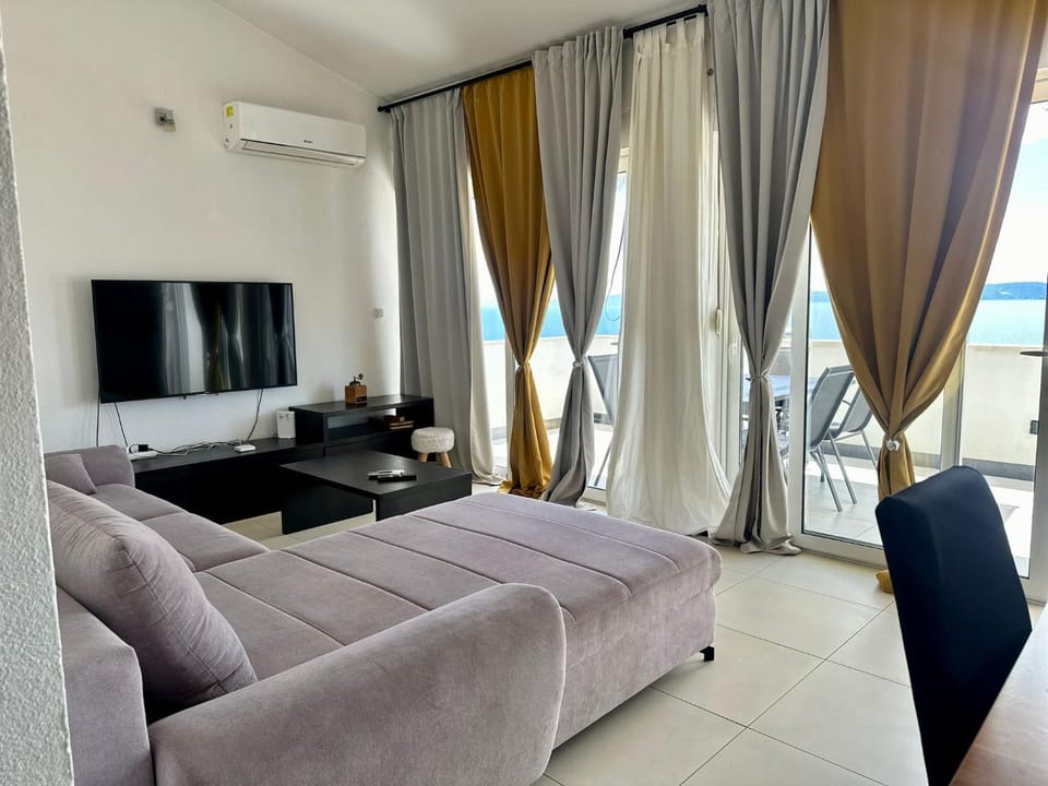 Stunning View Apartment with pool Apartment in Okrug Gornji