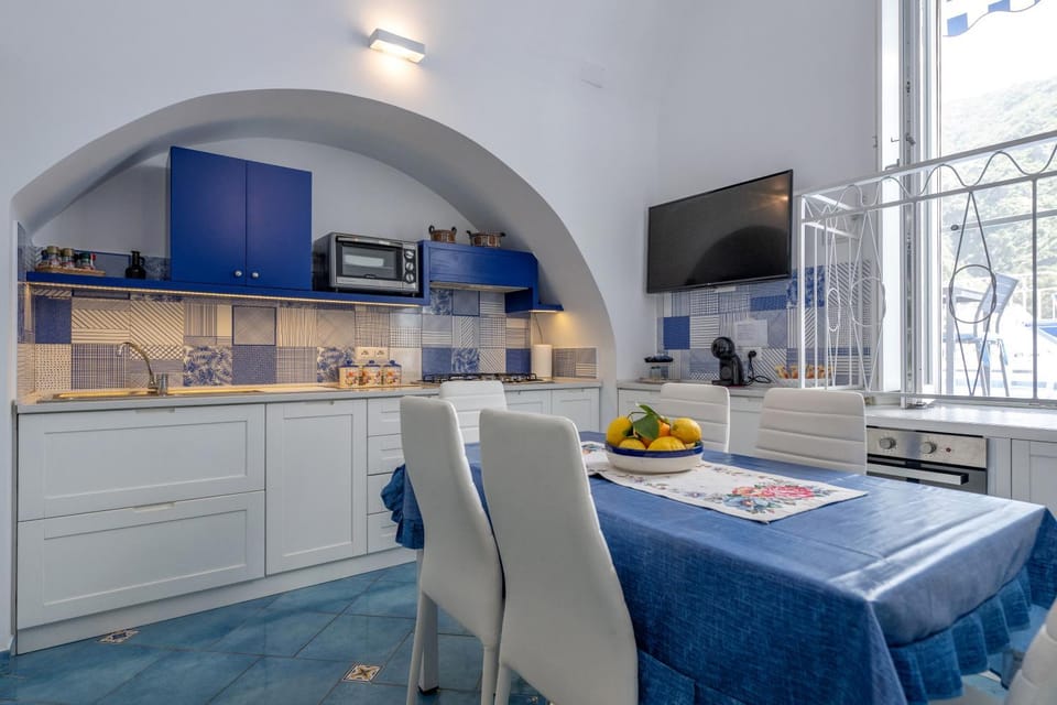 TV and multimedia, Kitchen or kitchenette, Food and drinks, Food, stove