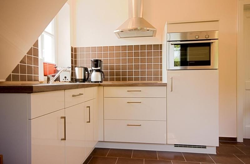 Kitchen or kitchenette, dishwasher, oven, toaster