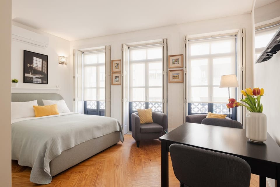 Bed, Seating area, Dining area, air conditioner