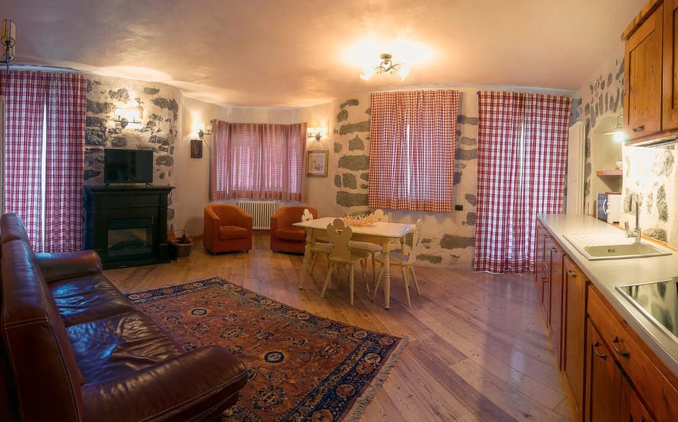 TV and multimedia, Kitchen or kitchenette, Living room, Dining area