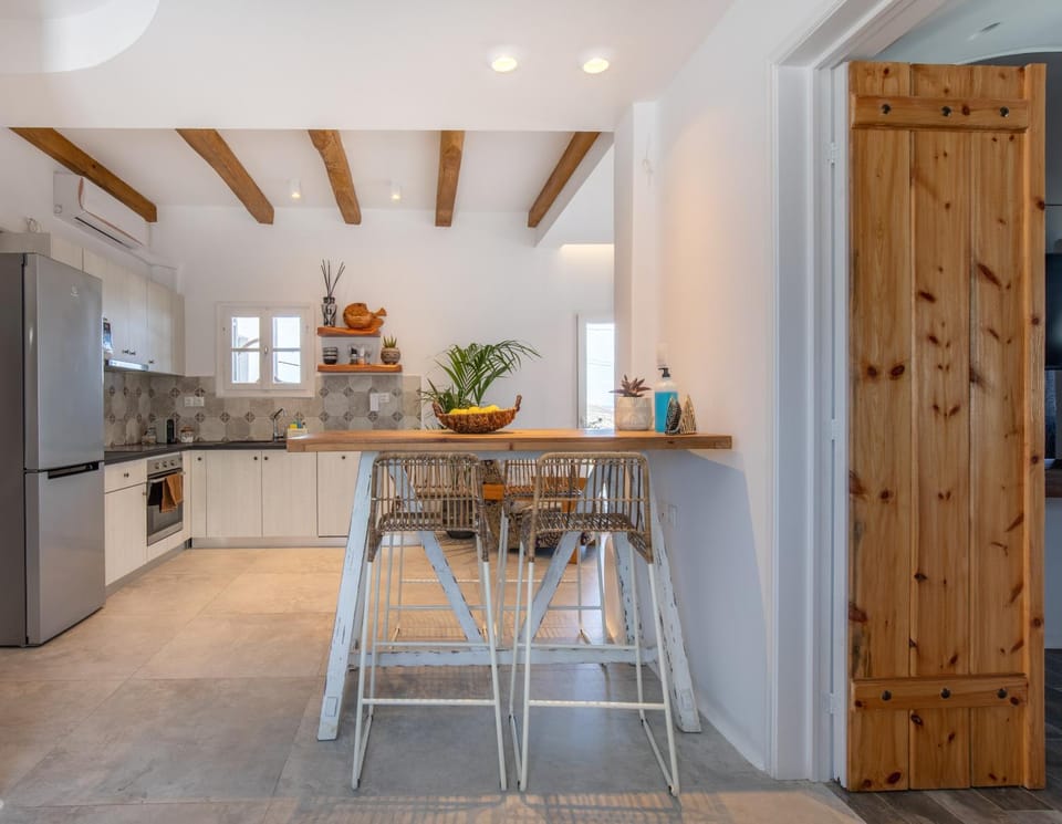 Kitchen or kitchenette, Dining area, minibar, pet friendly