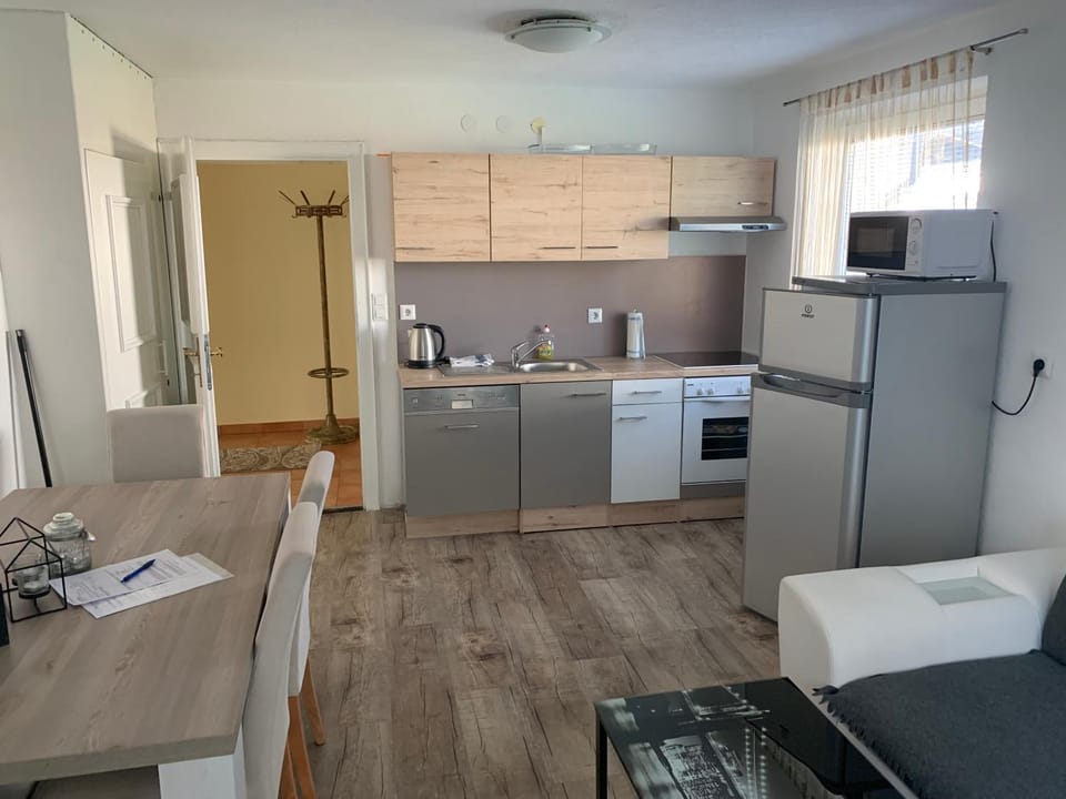 Kitchen or kitchenette, Dining area