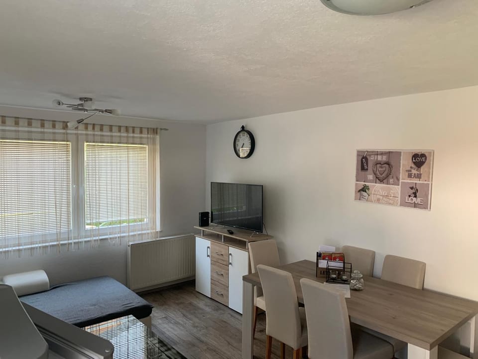 Communal lounge/ TV room, TV and multimedia, Living room, Seating area, Dining area