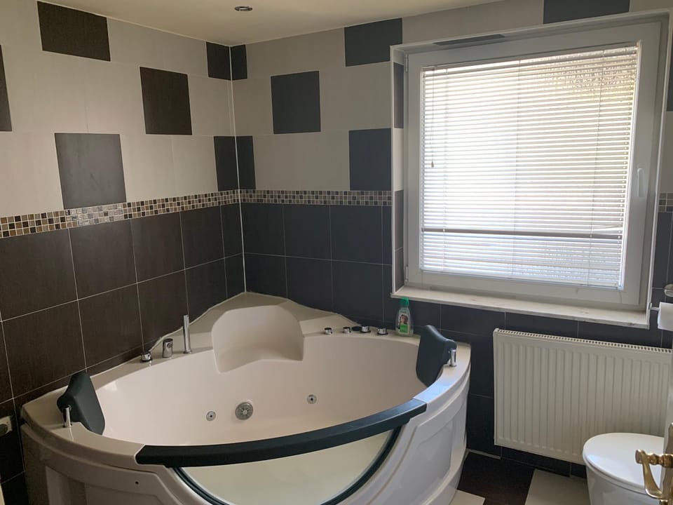 Hot Tub, Bathroom